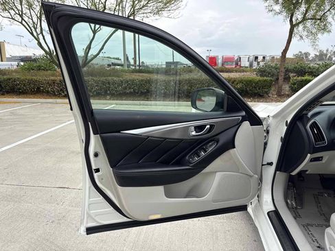 Used 2017 INFINITI Q50 Signature Edition w/ All Weather Package (L93) RWD image 18