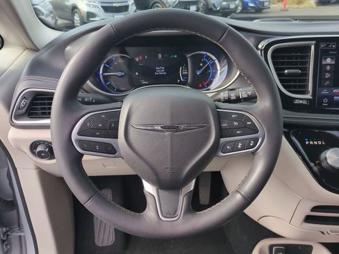 Used 2023 Chrysler Pacifica Touring-L FWD image 11