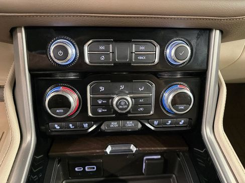 Used 2022 GMC Yukon XL Denali w/ Denali Premium Package AWD/4WD image 14