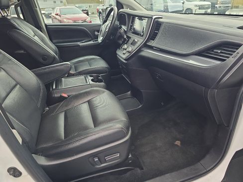 Used 2018 Toyota Sienna SE image 15