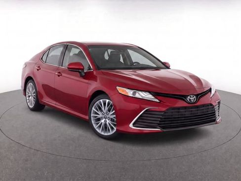 Used 2018 Toyota Camry XLE FWD image 2
