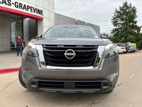 Used 2025 Nissan Pathfinder SV FWD image 3