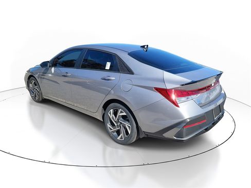 New 2025 Hyundai Elantra SEL image 3