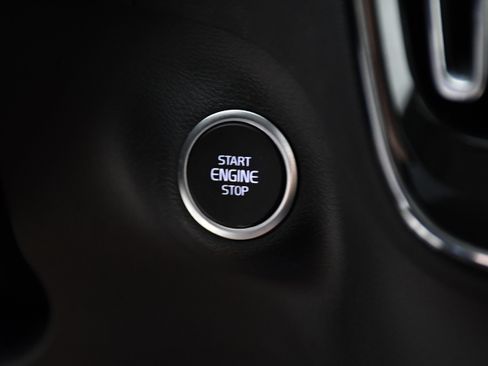 Used 2025 Volvo XC40 B5 Plus image 19