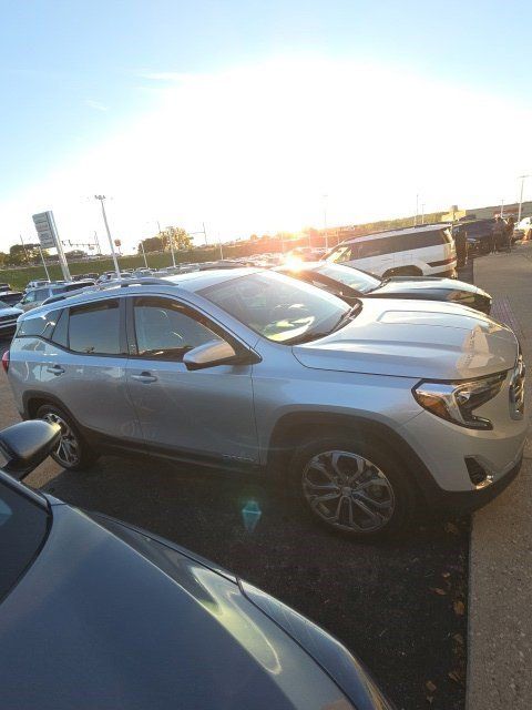 Used 2019 GMC Terrain SLT w/ Preferred Package FWD image 2