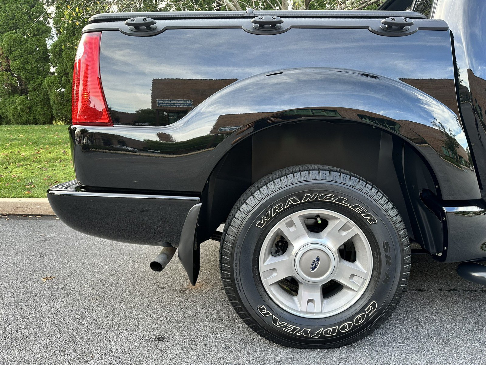 Used 2004 Ford Explorer Sport Trac 4x4 image 33