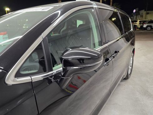 Certified 2024 Chrysler Pacifica Touring-L image 10