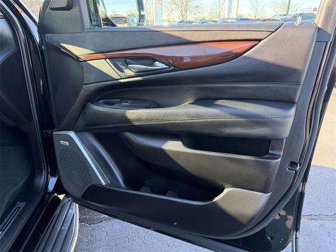 Used 2016 Cadillac Escalade Luxury image 10