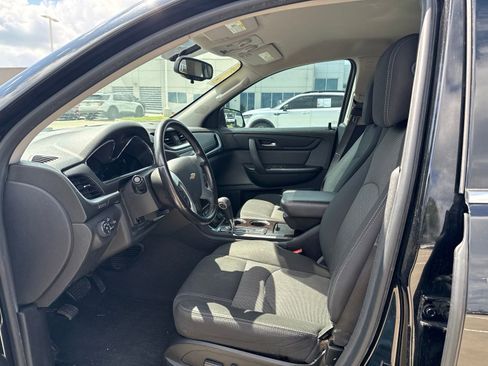 Used 2017 Chevrolet Traverse LT w/ Style and Technology Package FWD image 2