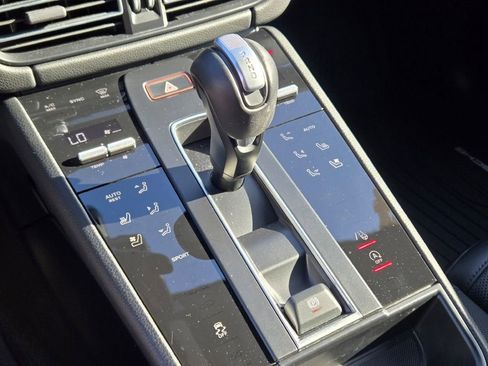 Certified 2024 Porsche Macan image 25