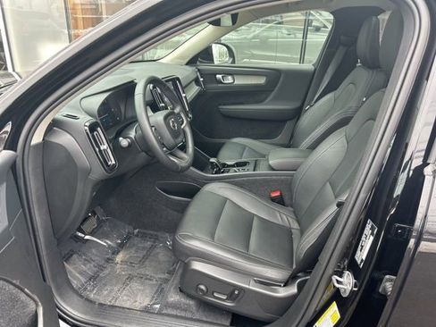 Certified 2025 Volvo XC40 B5 Core AWD/4WD image 17