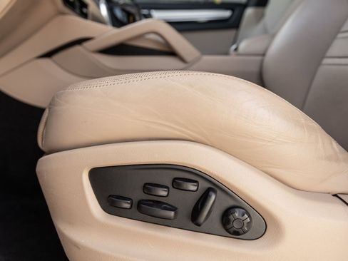 Used 2023 Porsche Cayenne Platinum Edition image 22