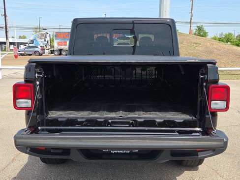 Used 2024 Jeep Gladiator Sport image 13