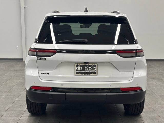 Used 2023 Jeep Grand Cherokee Altitude AWD/4WD image 3