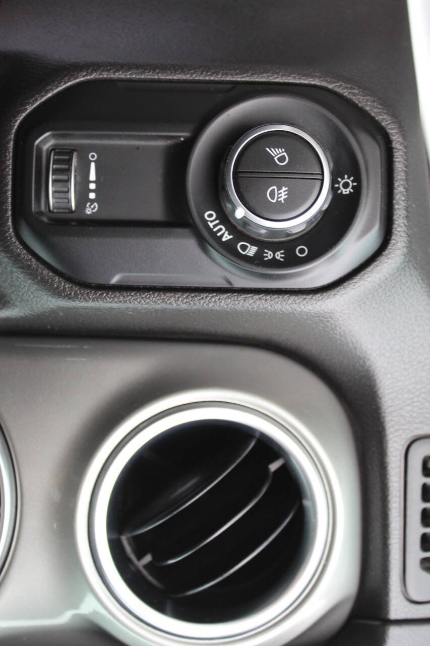 Used 2023 Jeep Gladiator Overland w/ Cold Weather Group AWD/4WD image 26