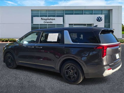 Used 2025 Kia Carnival FWD image 7