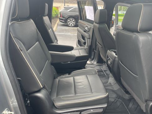 Used 2023 Chevrolet Suburban Premier AWD/4WD image 38
