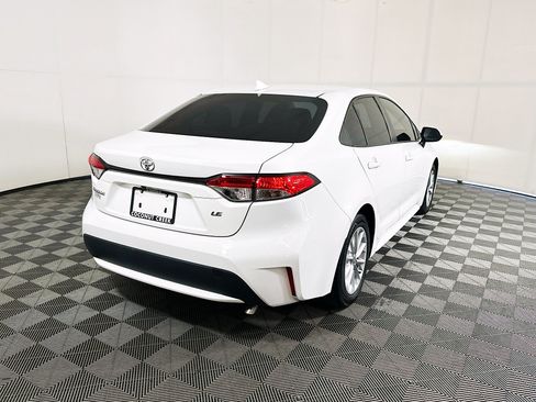 Used 2022 Toyota Corolla LE w/ LE Convenience Package FWD image 3