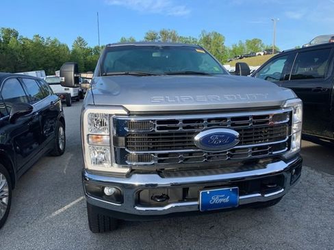 Used 2023 Ford F250 XLT AWD/4WD image 3