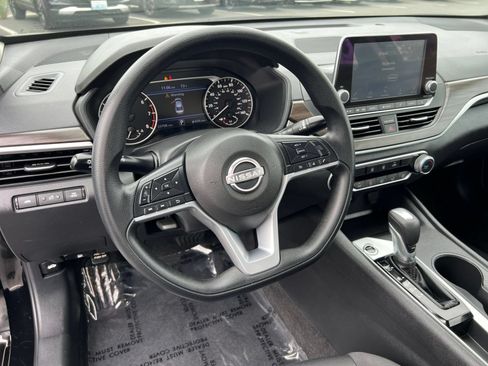 Used 2025 Nissan Altima 2.5 SV FWD image 31