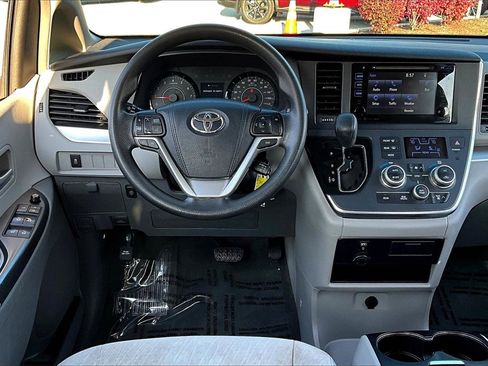 Used 2017 Toyota Sienna LE image 19