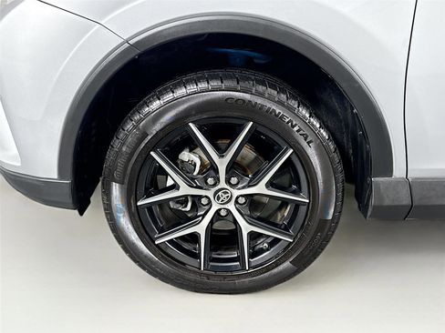 Used 2018 Toyota RAV4 SE image 12