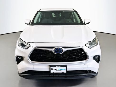 Used 2023 Toyota Highlander LE image 2