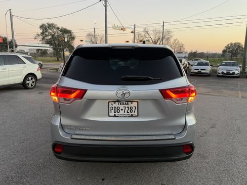 Used 2019 Toyota Highlander LE image 10