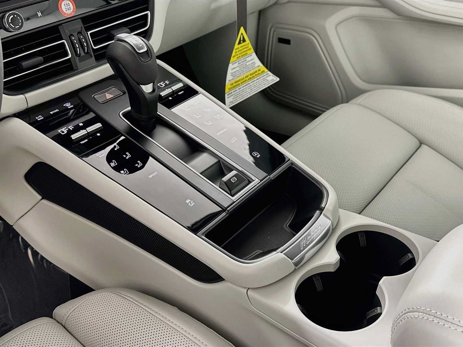 Certified 2025 Porsche Macan AWD/4WD image 20