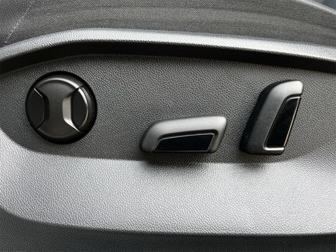 Used 2024 Volkswagen Tiguan SE image 23