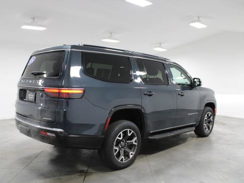 Used 2024 Jeep Wagoneer Series III AWD/4WD image 9