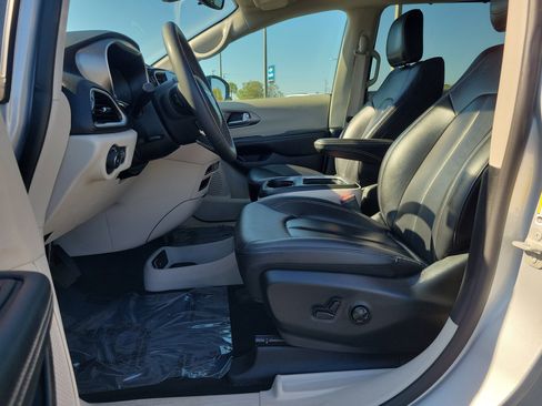 Used 2024 Chrysler Pacifica Touring-L image 18