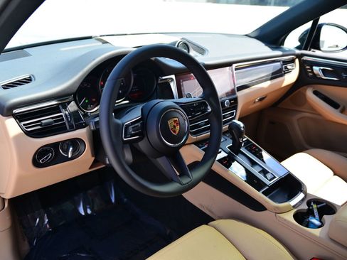 Certified 2025 Porsche Macan image 33