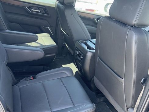 Used 2025 GMC Yukon XL Denali AWD/4WD image 4