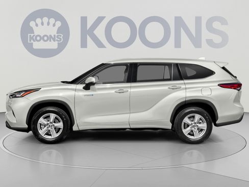 Used 2021 Toyota Highlander XLE AWD/4WD image 4