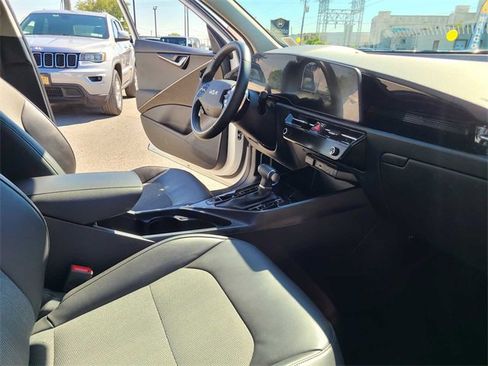 Used 2023 Kia Niro EX image 16