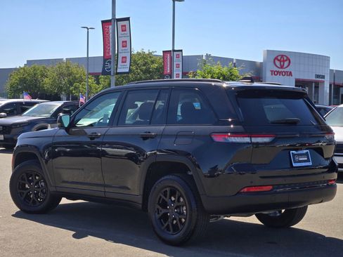 Used 2025 Jeep Grand Cherokee Altitude AWD/4WD image 5
