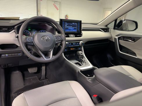 Used 2022 Toyota RAV4 XLE Premium image 28