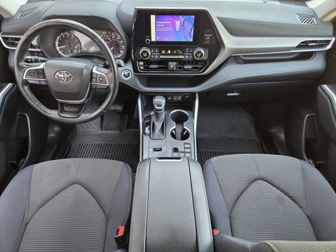 Used 2024 Toyota Highlander LE FWD image 18