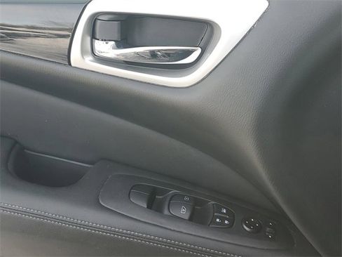 Used 2020 Nissan Pathfinder SV image 16