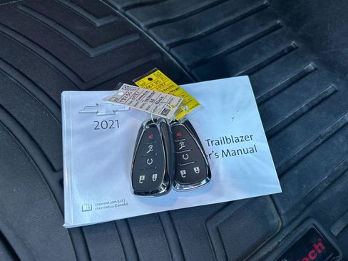 Used 2021 Chevrolet TrailBlazer RS w/ Sun and Liftgate Package AWD/4WD image 25