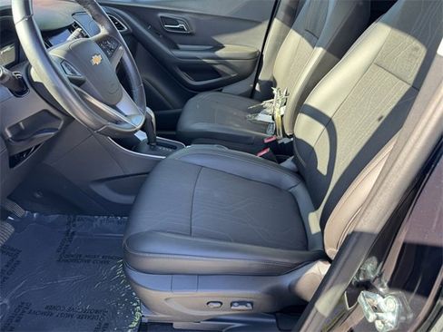 Certified 2022 Chevrolet Trax LT w/ LT Convenience Package image 11