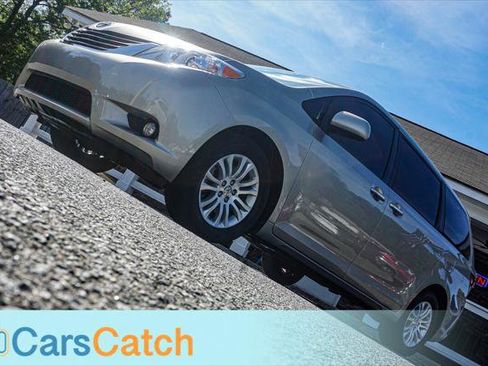 Used 2017 Toyota Sienna XLE w/ XLE Navigation Package image 4