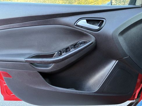 Used 2014 Ford Focus SE w/ SE Sport Package image 12