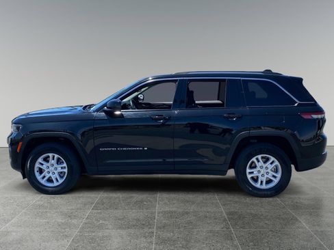 Used 2023 Jeep Grand Cherokee Laredo RWD image 2