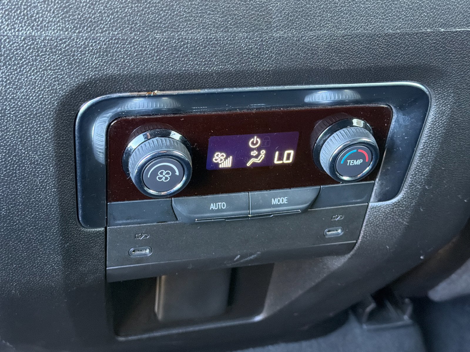 Used 2025 Chevrolet Suburban Z71 AWD/4WD image 35