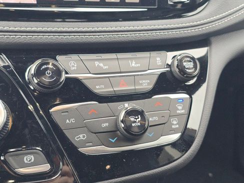 New 2026 Chrysler Pacifica Select AWD/4WD image 36