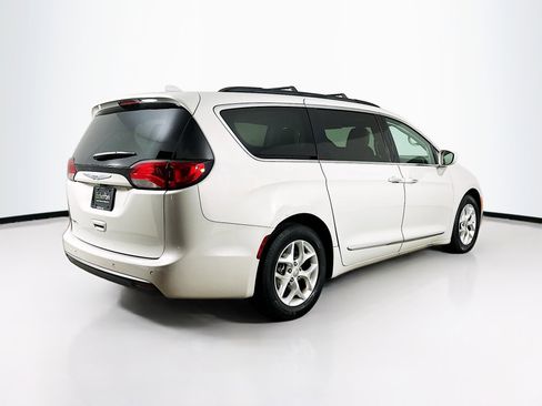 Used 2017 Chrysler Pacifica Touring-L w/ Tire & Wheel Group image 9