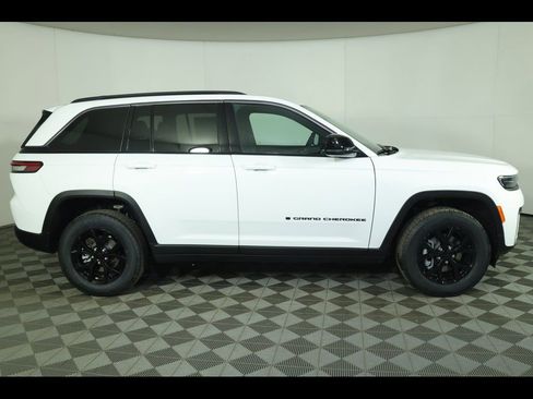 New 2026 Jeep Grand Cherokee Altitude image 16