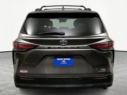 Used 2021 Toyota Sienna XLE image 4